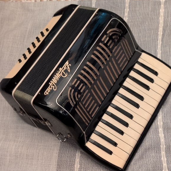 Black and White Portable Audio Device - Picture 1 of 7